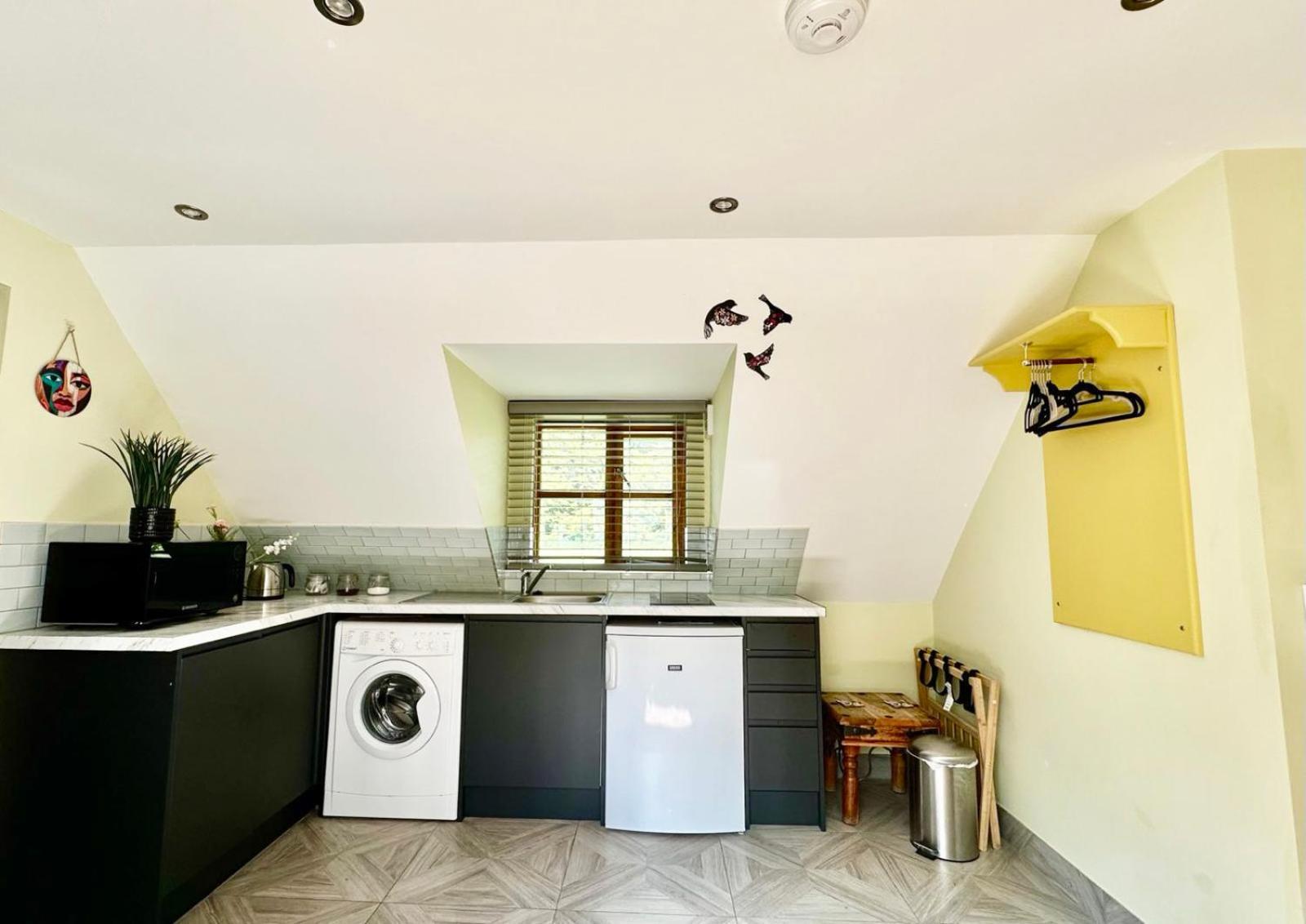 Forest Studio Apartment Gated Parking On 2 Acres Garden 치즐허스트 외부 사진