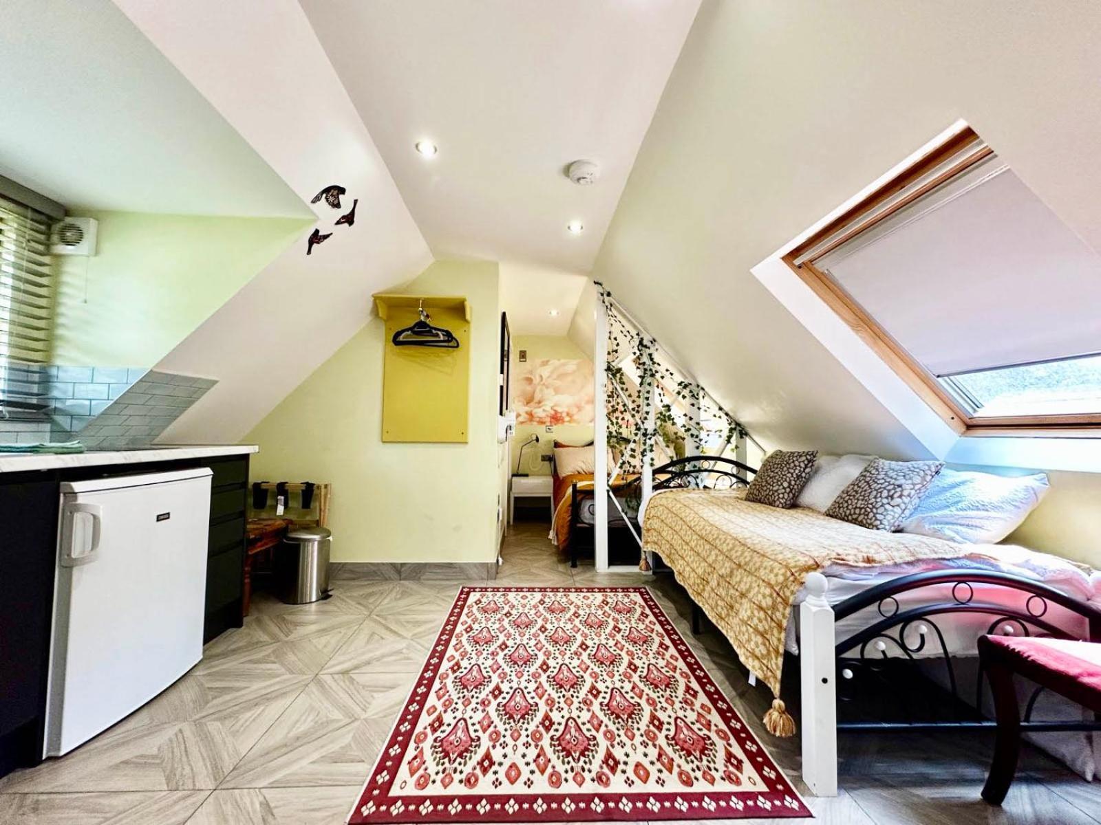 Forest Studio Apartment Gated Parking On 2 Acres Garden 치즐허스트 외부 사진
