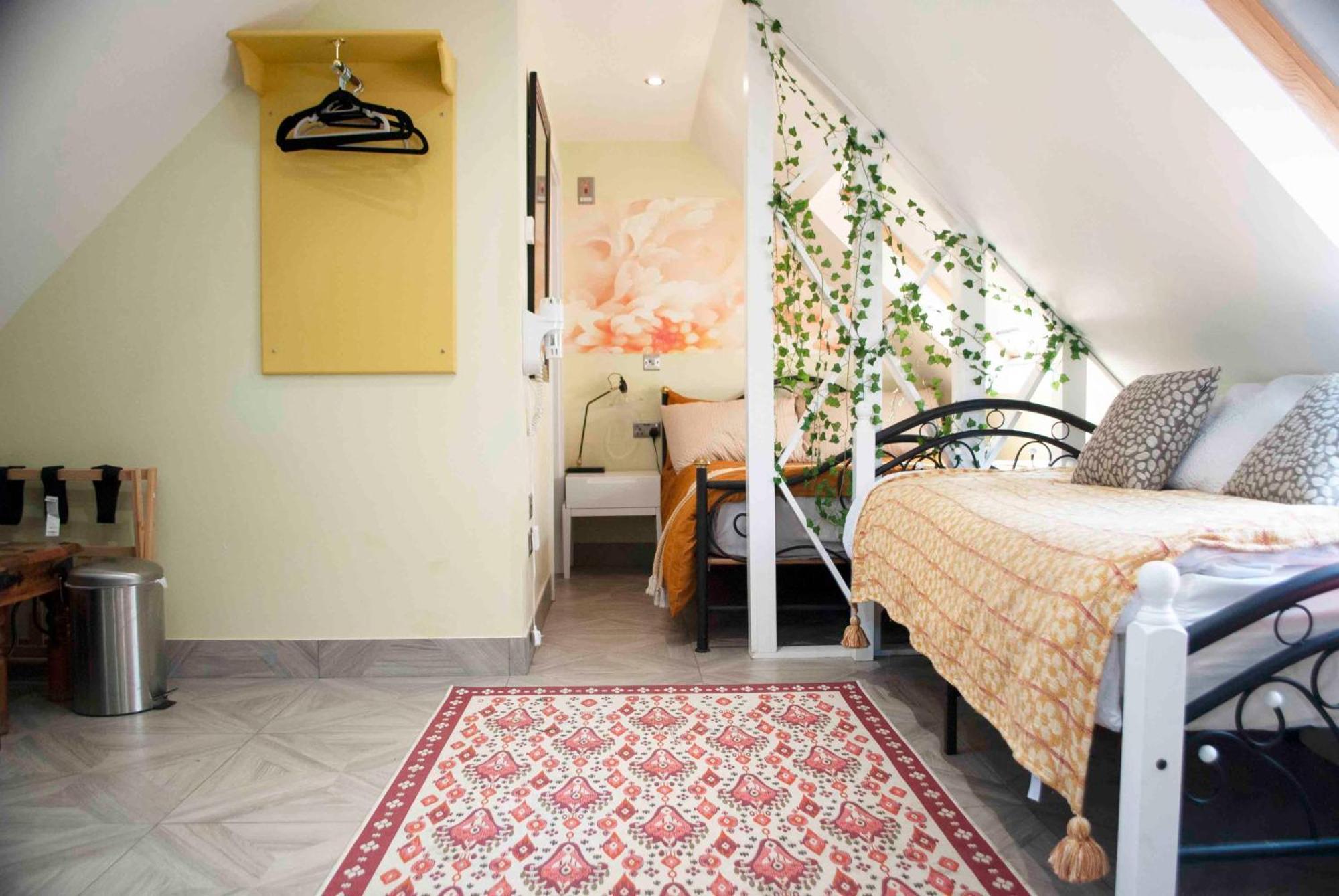Forest Studio Apartment Gated Parking On 2 Acres Garden 치즐허스트 외부 사진