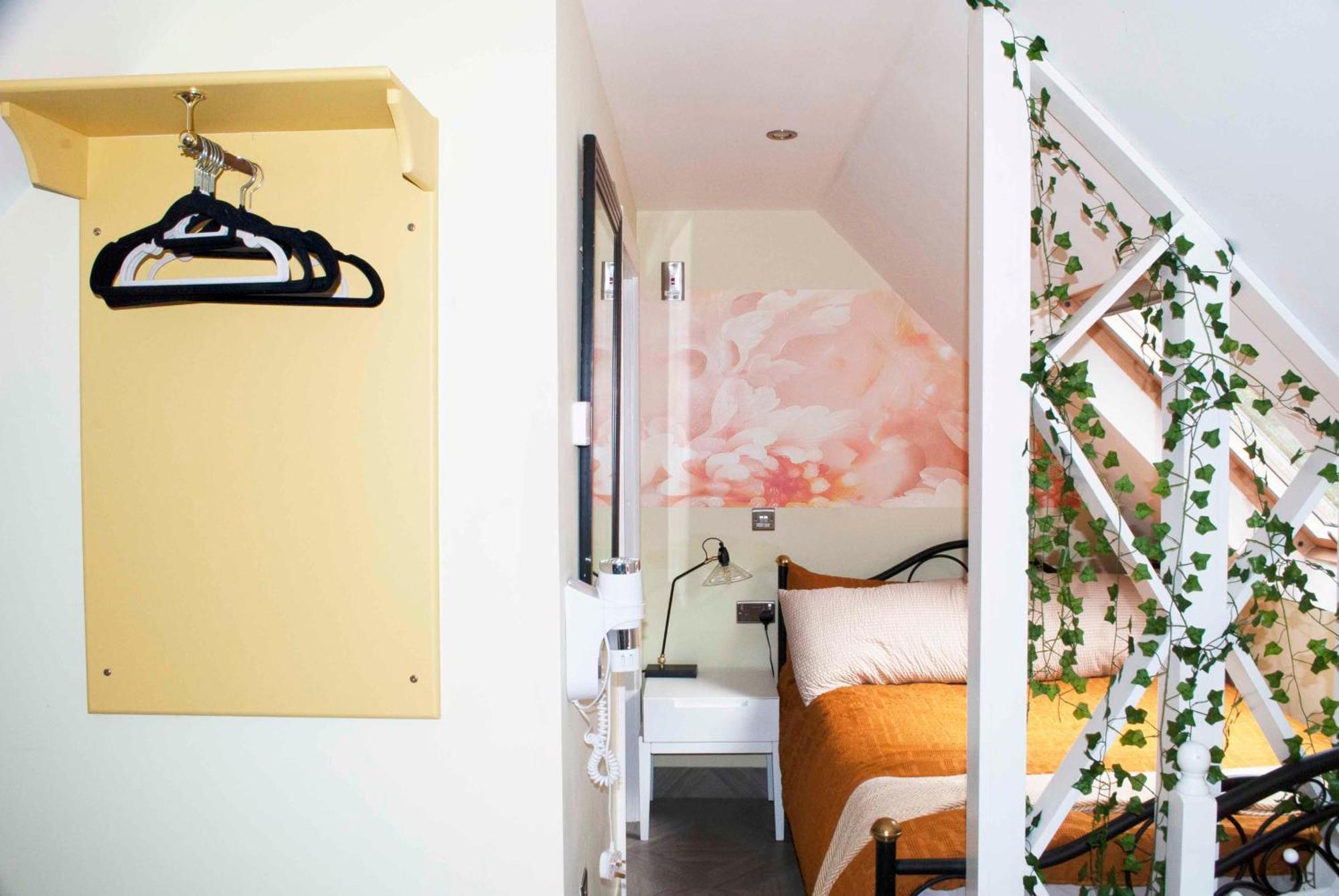 Forest Studio Apartment Gated Parking On 2 Acres Garden 치즐허스트 외부 사진